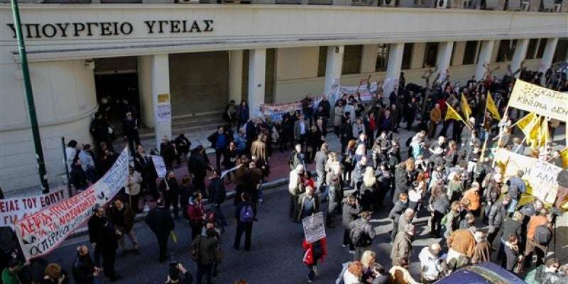 Η ΠΟΕΔΗΝ μηνύει τον Πολάκη και του ζητά αποζημίωση 100.000 ευρώ